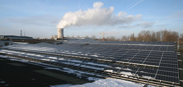 Zonnepanelen op het dak van Prodecor N.V.